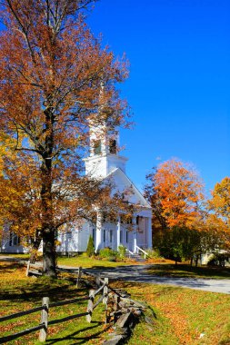 Renkli sonbahar yapraklı geleneksel beyaz ahşap kilise, ABD 'nin Bernard, Vermont kasabasında.