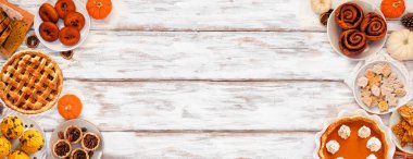 Sonbahar tatlıları çifte sınır. Çeşitli geleneksel sonbahar tatlılarının olduğu masa sahnesi. Beyaz ahşap bir arka planda genel manzara. Boşluğu kopyala.