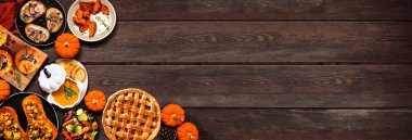 Lezzetli sonbahar yemeği köşe sınırı. Koyu ahşap bir arkaplanda manzaranın üstünde. Doldurulmuş balkabağı ve kabak, tatlı patates, aperatif, çorba, sebze ve elmalı turta..