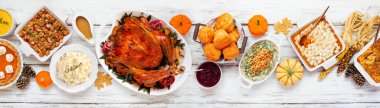 Lezzetli Şükran Günü hindi yemeği. Beyaz ahşap bir arka planda üst manzara masası sahnesi. Hindi, patates püresi, dolma, balkabağı turtası ve yanında.