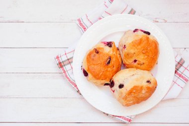 Taze kızılcık çörekleri. Beyaz ahşap arka planda tepeden aşağı görünüm.