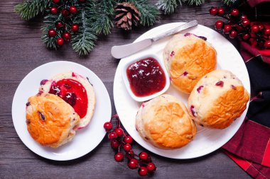 Reçelli taze kızılcık çörekleri. Koyu bir ahşap arka planda, yukarıdaki masa manzarası. Noel teması.