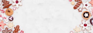 Noel pişirme, çeşitli kurabiyeler ve tatlı ikramlarla çifte sınır. Fotokopi alanı olan beyaz mermer afiş arkaplanındaki üst görünüm. Tatil pişirme konsepti.