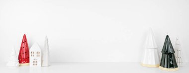 Beyaz Noel evi, beyaz bir rafta modern ağaç dekoru ile beyaz bir duvar afişi ile fotokopi alanı ile