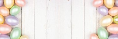 Paskalya Yumurtası beyaz ahşap bir arka planda çift taraflı. Parlak pastel yumurtalar. Boşluğu kopyala.