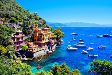 Portofino, İtalya 'nın lüks deniz kenarı villaları. Akdeniz 'de tekneleri olan manzaralı koy..