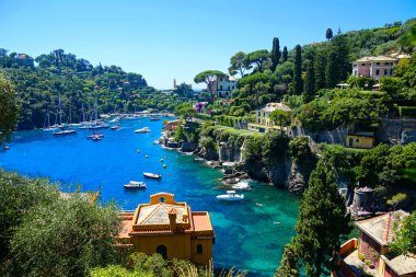Portofino, İtalya. Akdeniz 'de tekneleri olan manzaralı koy..