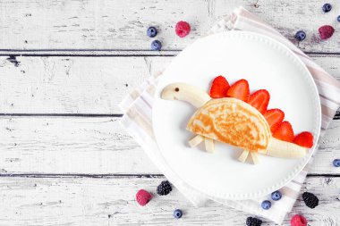 Ahududu ve yaban mersinli waffle. Beyaz ahşap bir arka planda yukarıdaki masa manzarası.