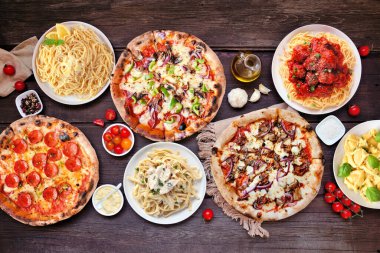 Lezzetli İtalyan yemek masası sahnesi. Pizza ve makarna koleksiyonu. Koyu bir ahşap arka planda genel görünüm.