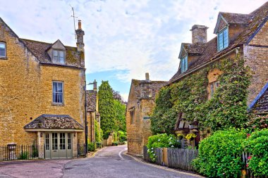 Gloucestershire, İngiltere 'deki büyüleyici Cotswolds köyünün güzel mimarisi.