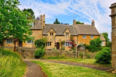 Güzel Cotswold köyü mavi gökyüzünün altında, Bourton tepede, Gloucestershire, İngiltere