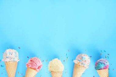 Dondurma külahı, mavi arka plan üzerinde. Pastel renkler. Boşluğu kopyala.