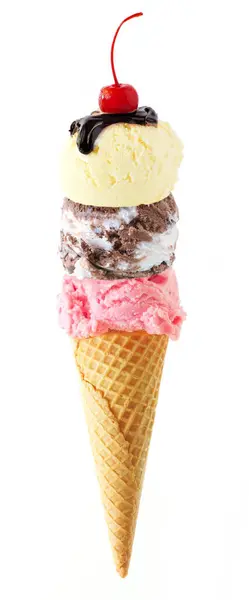 白い背景に隔離された上にチェリーが付いているトリプルスクープアイスクリームコーン バニラ チョコレート天のハッシュとストロベリーの味をワッフルコーンで ストックフォト