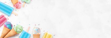 Rengarenk pastel dondurma külahları ve dondurmalı dondurma. Beyaz mermer pankartta üst köşe kenarı. Boşluğu kopyala.