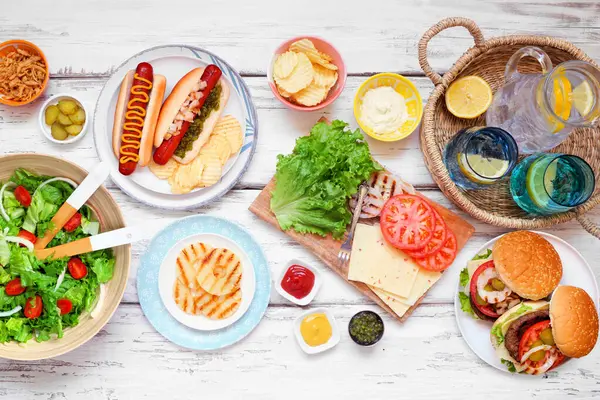 Musim Panas Bbq Atau Piknik Adegan Meja Dengan Hamburger Hotdog Stok Foto