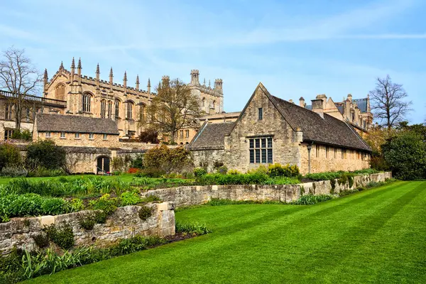 オックスフォード戦争記念庭園とイギリスの春のキリスト教会 ロイヤリティフリーのストック写真