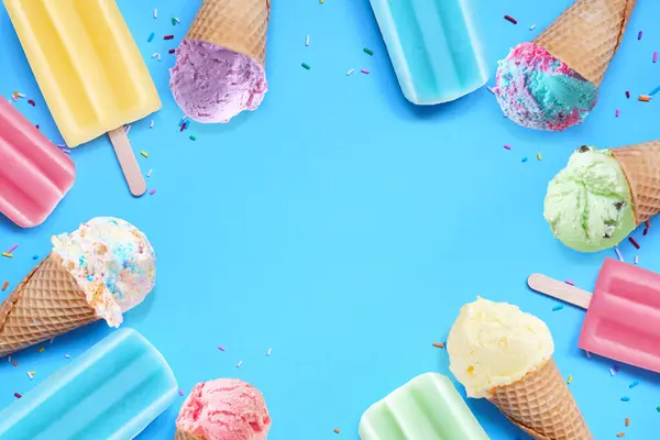 カラフルなパステルアイスクリームコーンとポップスル夏の冷凍デザートのコレクション 青い背景のトップビューフレーム コピースペース ロイヤリティフリーのストック画像
