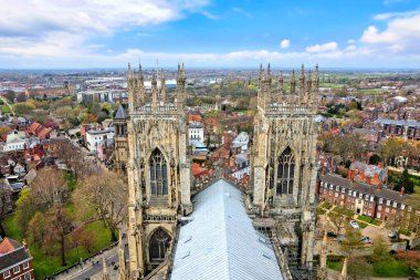 York Şehri, İngiltere, York Minster 'ın tepesinden. Bahar boyunca tarihi kilise kuleleri boyunca manzaranın üstünde..