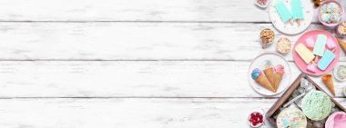 Soğuk yaz yemekleri sınırı. Dondurma, buzlu şeker ve dondurulmuş şeker karışımı. Pastel renkler. Beyaz ahşap bir arkaplanda manzaranın üstünde.