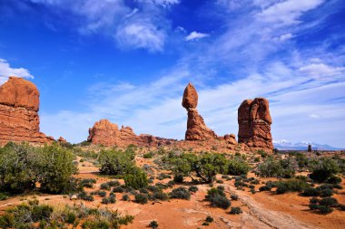 Utah, ABD 'de yükselen gökyüzünün altındaki Arches National Park manzarası