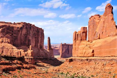 Arches National Park, Utah, ABD 'deki Park Avenue' nun yüksek kırmızı kaya duvarları.