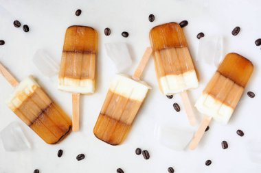 Kahveyle dondurmayı tazeliyorum. Beyaz mermer bir zemine serpiştirilmiş genel görünüm.