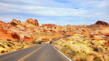 Nevada, ABD 'deki Fire State Park Vadisi manzaralı kızıl kaya çöl manzarasından geçen yol.