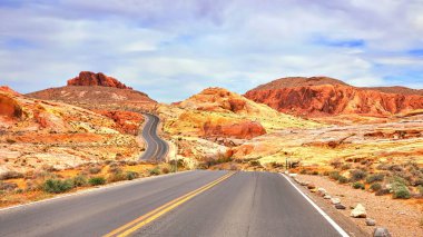 Nevada, ABD 'deki Fire State Park Vadisi' nin güzel kırmızı kaya manzarası boyunca kıvrımlı otoyol.
