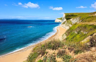 Dorset, İngiltere 'nin Jurassic Sahili' ndeki beyaz kayalıkların manzarası.