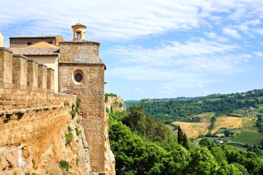 Umbria kırsalına bakan eski bir tepe kasabası olan Orvieto, İtalya