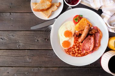 Haggis ile İskoç kahvaltısı. Koyu ahşap arkaplanda, kopya alanı olan en üstten görünüm tablosu.