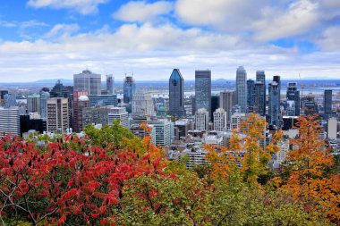 Montreal şehrinin ufuk çizgisine sonbahar renkleriyle bak, Quebec, Kanada