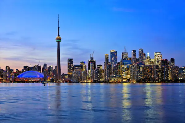 Toronto Adaları 'ndan gün batımında yükselen gökyüzü şehir ışıklarının yansımasıyla, Ontario, Kanada