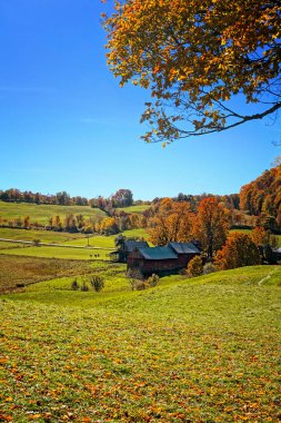 Woodstock, Vermont, ABD yakınlarında kırsal kırmızı ahşap ahır ve renkli sonbahar yaprakları ile sonbahar kırsalında