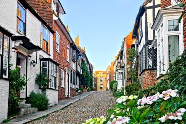 Çavdar Tarlası, Doğu Sussex, İngiltere 'nin güzel, eski bir kasabasında, büyüleyici kaldırım taşı caddesi