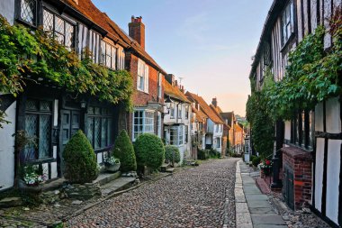 Ortaçağ yarım keresteli binalarla dolu güzel kaldırım taşı yolu, Rye, Doğu Sussex, İngiltere