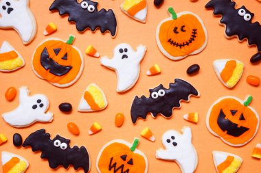 Cadılar Bayramı kurabiye geçmişi. Fotokopi alanı olan turuncu bir arka plan. Hayaletler, yarasalar, fenerler ve mısır şekeri..