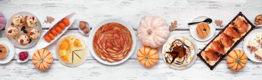 Gourmet Fall Sweet Foods ile sonbahar tatlıları masası sahnesi. Beyaz ahşap bir arkaplan üzerinde tepeden aşağı görünüm.