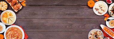 Sonbahar tatlıları çifte sınır. Gourmet Fall Sweet Foods 'un olduğu masa sahnesi. Koyu ahşap bir arkaplanda manzaranın üstünde. Boşluğu kopyala.