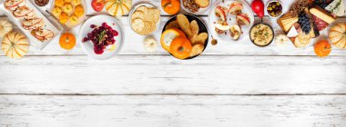 Sonbahar temalı aperatif beyaz ahşap bir arka planda karşı üst sınır. Şarküteri tahtası, balkabağı ve elma sosu, crostini, peynir ve aperatif. Genel Görünüm.