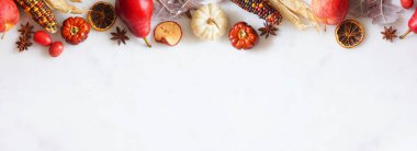 Balkabağı, yaprak ve sonbahar pişirme malzemelerinin sınırlarını aşın. Fotokopi alanı olan beyaz mermer bir afişin üst sınırı. Görünümün üstünde.