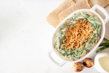 Geleneksel ev yapımı yeşil fasulye güveci. Fotokopi alanı olan beyaz mermer bir arka planda yukarıdan aşağıya manzara sahnesi. Tatil yemekleri konsepti.