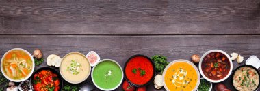 Lezzetli ev yapımı çorbalar. Koyu ahşap bir arka planda, alt sınırın üst tarafının görünümü. Sıcak ve samimi yiyecek konsepti.