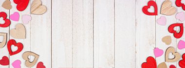 Sevgililer Günü tahta kalplerin çifte sınırı. Beyaz ahşap bir arkaplanda manzaranın üstünde. Boşluğu kopyala.