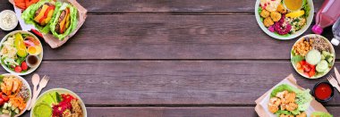 Sağlıklı, fast food çifte sınırını ortadan kaldırır. Koyu ahşap bir arkaplanda manzaranın üstünde. Marullu fasulye burgerleri, besleyici kaseler ve marul ambalajlı masa sahnesi. Boşluğu kopyala.