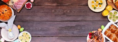 Paskalya kahvaltısı ya da çifte kahvaltı. Koyu ahşap arka planda üst manzara. Ekmek, kiş ve çeşitli bahar yemekleri. Boşluğu kopyala.