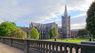 Dublin, İrlanda 'daki Aziz Patrick Katedrali. Araziye bakan terastan yavaş yürüme hareketi ve alacakaranlıkta ikonik bir dönüm noktası.