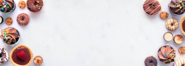 Çifte tatlı ve çeşitli tatlılar. Fotokopi alanı olan beyaz taş afiş arkaplanındaki üst görünüm.