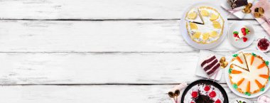 Kek çeşitleri ile tatlı yan kenarı. Beyaz ahşap bir arka planda genel manzara. Uzayı kopyala Kara orman, limon, havuç, kırmızı kadife, çikolata ve peynirli kek..