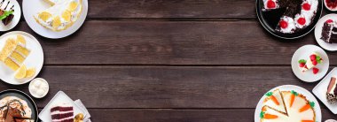 Çifte tatlı ve çeşitli pastalar. Koyu renk ahşap bir arkaplan üzerinden genel manzara. Uzayı kopyala Kara orman, limon, havuç, kırmızı kadife, çikolata ve peynirli kek..